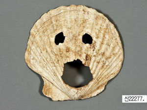 부산 동삼동 유적에서 출토된 얼굴 모양 조개껍질