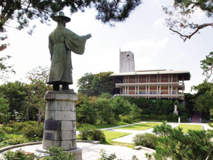 절두산(잠두봉) 순교 성지의 김대건 신부 동상과 순교기념박물관