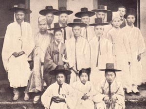 A modern pioneer in Korea에 실린 아펜젤러 선교사와 배재학당 학생들