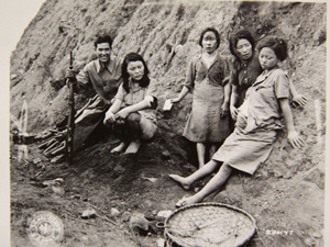 중국 윈난성 쑹산 고지의 한 마을에 있던 일본군 ‘위안부’의 모습