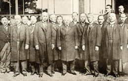 Inspection Tour of members of the Privy Council (At Governor-General Saito’s private residence in Tokyo, November 1920)