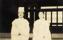 Crown Prince Yi Eun and Nashimotonomiya Masako (Yi Bangja) in mourning clothes