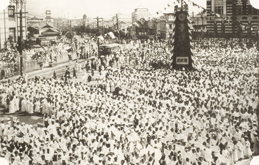 Crowd gathering at the Gyeongseong Post Office Plaza to welcome the returning Crown Prince Yi Eun, September 3rd, 1921