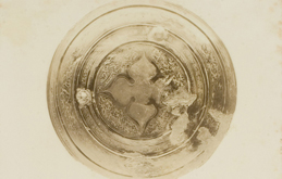 발굴된 칠렴(漆奩)의 금입사 문양