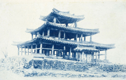 A lookout tower of Jongseong, one of the six military posts (yukjin). It is said that Kato Kiyomasa took a rest here.