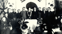 Welcoming ceremony for President Yi Seungman in Shanghai, hosted by the Korean Association in Shanghai (December 28, 1920). From left: Son Jeongdo, Yi Dongnyeong, Yi Siyeong, Yi Donghwi, Yi Seungman, Ahn Changho, Bak Eunsik, Shin Gyusik, Jang Bung