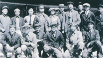 레드우드 비행 학교 훈련생과 교관(1920). 첫줄 왼쪽: 미국인 교관 브라이언트(Frank Bryant)·◯·◯·장병훈·한장호·이용선/ 뒷줄 왼쪽: ◯·오림하. 오른쪽에서 4번째 이초