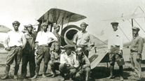 레드우드 비행 학교의 과정을 마친 비행사들(1920.5.1). 레드우드 비행 학교를 졸업하고 비행사 자격을 획득한 이들은 윌로우스 한인 비행사 양성소의 교관으로 복무하였다.