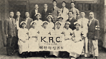 Commemorating the first graduates of the Nursing School of the Korean Red Cross (August 1919). Independence activists in Shanghai suggested forming a Korean Red Cross, and the Korean Provisional Government chartered the Red Cross on August 29. Second row from left: Kim Hongseo, (unknown), Jeong In-gwa, (unknown), (unknown), (unknown), (unknown), Yi Chunsuk, Yeo Unhyeong. Third row from left: (unknown), Kim Byeongjo, Kim Gyeonghui (first president), Yu Sanggyu.