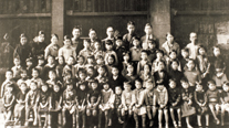 정교(停校 )를 앞둔 인성 학교 학생들(1935. 11. 11). 1932년 윤봉길 의거로 대한민국 임시 정부가 상해를 떠나면서 운영이 어려워졌고, 일제의 요구로 프랑스 조계 당국의 간섭이 심해지면서 인성 학교는 정교 조치되었다.