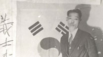 Yi Bongchang in front of the Korean flag (December 13, 1931)