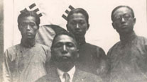 한인 애국단 단장 김구와 단원들(1932). 왼쪽: 최흥식·김구·유상근