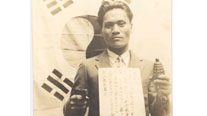 선서문을 가슴에 달고 수류탄과 권총을 쥐고 있는 윤봉길(1932. 4. 26)