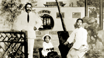 김구 가족(1921). 김구 아내 최준례의 모습이 담긴 한 장뿐인 사진. 왼쪽: 김구·큰아들 인·아내 최준례