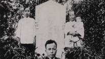 In front of the tombstone of Shin Gyusik (1923). Front row from left: Min Pilho and his son Min Yeongsu. Second row from left: Shin Myeongho (daughter of Shin Gyusik and Min Pilho’s wife), Jo Jeongwan (wife of Shin Gyusik), Min Pilho’s daughter Min Yeongju.