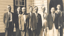 한국 독립당 하와이 총본부 간부들(하와이 와이아와 감리 교회, 1937). 왼쪽: 조병요·김원용·김치현·김현구·김재한·현도명·안창호·임성우