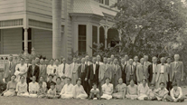 하와이 중한 민중 동맹 단원들(1938. 12. 20). 하와이 호놀룰루에서 차신호, 최선주, 최창덕, 서재근, 권도인 등 40여 명의 회원으로 조직되었다.