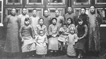 Key figures of the Korean Provisional Government and Chinese friends who helped Kim Gu escape (Home of Chu Fengzhang, Jiaxing, in 1933). Children from left: Kim Jadong (Kim Uihan’s son), Eom Gidong (Eom Hangseop’s son), Eom Giseon (Eom Hangseop’s daughter). First row from left: Heo Susaeng (Jin Dongsaeng’s wife), Jeong Jeonghwa (Kim Uihan’s wife), Min Yeonggu’s mother, Yeon Midang (Eom Hangseop’s wife), Zhu Jiarui (Chu Fengzhang’s wife). Second row from left: Jin Dongsaeng, (unknown), Kim Uihan, Yi Dongnyeong, Bak Chanik, Kim Gu, Eom Hangseop, Chu Fengzhang.
