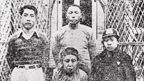 윤봉길 의거 후, 본국으로 돌아갔던 김구 가족이 9년 만에 재회하였다(남경, 1934). 왼쪽: 큰아들 인·어머니 곽낙원·김구·작은아들 신