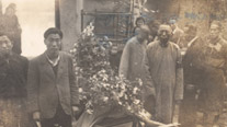 김구 어머니 곽낙원 장례식(중경 손가 화원, 1939. 4). 왼쪽: 김신·김인·김구
