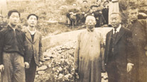 김구 어머니 곽낙원의 장례식(중경 토교 화상산 공동묘지, 1939. 4). 왼쪽: 김신·김인·김구·김홍서·김현구