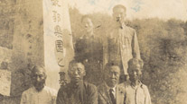 In front of the tombstone of Kwak Nakwon, mother of Kim Gu (1939). From left: Yun Giseop, Kim Gu, Kim Hongseo, Yu Jamyeong. Second row from left: Kim Sin