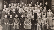 대한민국 임시 정부 제34회 의정원 의원 일동(1942. 10. 25). 제34회 임시 의정원은 한국 독립당, 조선 민주 혁명당 등 각 정당 단체 및 무소속 인사들을 총망라하여 명실공히 전 민족적인 의정원을 구성하게 되었다.
