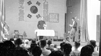 자유 한인 대회(1943. 5. 10). 1943년 초 영국 수상 이든이 미국 대통령 루즈벨트를 만나 한국의 국제 공동 관리를 논의하였다는 소식이 전해지자, 임시 정부는 중경에 있는 모든 독립운동 세력과 함께 자유 한인 대회를 개최하여 반대 운동을 전개해 나갔다.