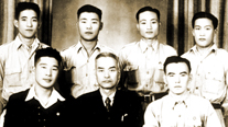 Shin Ikhui and an advance group of the Korean Provisional Government returning to Korea. First row from left: (unknown), Shin Ikhui, Shin Hyeonchang. Second row from left: (unknown), Bak Sudeok, Seung Yeongho.