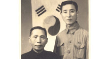 Mun Deokhong was sent to Korea for military manoeuvres (May 9, 1945). From left: Kim Gu, Mun Deokhong
