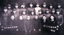 Korean Youth Battlefield Mission Corps, former organization of the Independence Army, leaving for Xian (November 17, 1939). First row from left: Bak Yeongjun, Eom Hangseop, Bak Chan-ik, Kim Gu, Yu Jindong, Kim In. Second row from left: Kim Dongsu, Bak Giseong, Song Yeongjip (Eom Ikgeun’s wife), Ha Sanggi, Pyeong Jiseong’s wife, Kim Jaksaeng, Eom Ikgeun, Na Wolhwan. Third row from left: Meng Zhaohe, Yi Hayu, Pyeong Jiseong, Kim Wonyeong, Jo Sije, Hyeon I-pyeong, Yi Jaehyeon, Ju Ji