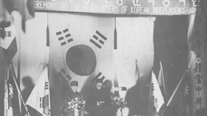 한국 광복군 성립 전례식의 개회를 선포하는 김구(1940. 9. 17). 왼쪽: 김학규·김구