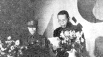 대회사를 하는 김구. 한국 광복군 성립 전례식이 1940년 9월 17일 중경 가릉빈 관에서 거행되었다. 임시 정부 국무 위원과 중국인, 기타 외국인 등 200여 명이 참석하였다.