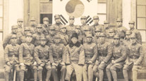 Staff members of the general affairs office of the Korean Independence Army General Headquarters (Xian, December 26, 1940). First row from left: Ji Dalsu, Jo Gyeonghan, Yi Bokwon, Hwang Haksu, Jo Seonghwan, Song Hoseong, Yi Junsik, (unknown), Jo Siwon. Second row from left: Noh Taejun, Noh Bokseon, Ahn Chunsaeng, Ko Un-gi, Seo Pa, Yi Geon-u, Kim Hakgyu, Oh Gwangsim, Jo Sunok, Yi Bokyeong. Third row from left: (unknown), Na Taeseop, Min Yeonggu, Kim Gwang, Yu Haejun, Jo Sije, Jo Inje, (unknown), (unknown), Jeon Taesan