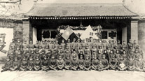 한국 광복군 제5지대 성립 기념(1941. 1. 1). 둘째 줄 왼쪽: ◯·◯·◯·◯·◯·◯·◯·나월환·송호성·황학수·조성환