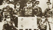 한국 광복군 인면 전구 공작대(1943). 영국군의 요청으로 9명의 광복군이 인도와 미얀마 전선에 투입되었다. 앞줄 왼쪽: 나동규·김성호/ 뒷줄 왼쪽: 김상준·문응국·박영진·한지성·베이컨(Roland C. Bacon 영국군 연락 장교)