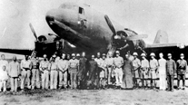 Members of the Advance to Korea Project, who made an emergency landing in Wei-xian, Shandong, China, with Chinese personnel (August 19, 1945). Soldiers of the Second Force of the Korean Independence Army and OSS personnel advanced to Yeouido, Korea, on August 18 after Japan surrendered to the Allied Powers. But as there was no instruction from Japan proper, Japanese forces returned those personnel to Xian after 20 hours. They made an emergency landing in Wei-xian, Shandong for fueling.