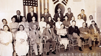 Representatives at the Korean Conference Abroad with members of the Korean Women’s Relief Society (May 1, 1941). The conference was held in Honolulu, Hawaii, from April 20 to April 29. First row from left: Sim Yeongsin, Yi Seongrye, Ahn Won-gyu, Song Jong-ik, Bak Gyeongsin, Han Sidae, Kim Ho, (unknown), Min Hamra. Third row from left: Son Seung-un, Jo Byeong-yo, Yi Wonsun, Kim Wonyong, Kim Hyeon-gu, Do Jinho