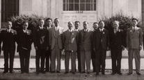 Representatives of the United Korean Committee in America, in front of the Korean National Association building in Los Angeles (April 5, 1942). From left: Song Heonju, (unknown), Hong Eon, Han Sidae, Song Cheol, Jo Byeong-yo, Kim Ho, Kim Hyeongsun, Yi Wonsun, (unknown), Ahn Changho, (unknown), Kim Yongjung, (unknown), Kwon Doin, Yi Am