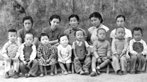 Commemorating the beginning of the fall semester of the March 1st kindergarten (Xinhan Village in Tuqiao, Chongqing, October 10, 1941). First row from left: Yi Donggil, Eom Ginam, Yu Suran, Choe Geun-ae, Yu Susong, Chae Su-ung, Oh Yeonggeol, Kim Jonghwa. Second row from left: Yeon Midang, Kang Yeongpa, Kim Byeong-in, Yi Guk-yeong, Jeong Jeonghwa