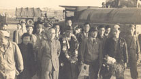 상해에 도착한 임시 정부 요인들(1945. 11. 5). 왼쪽: 안미생·이청천·김구