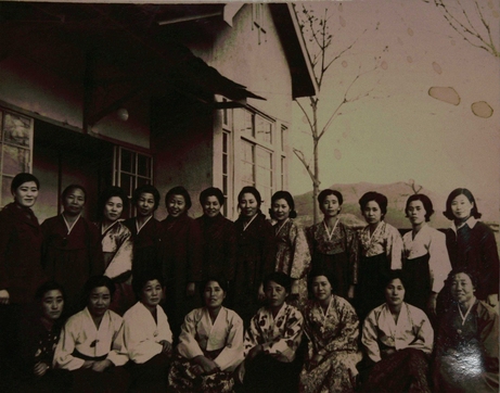 Leaders of each mothers’ group in Goryeong-gun and the wives of the provincial and county teachers