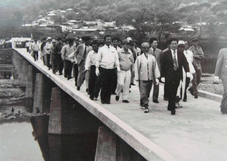 Town Mayor at the completion ceremony of Jusan-gyo (bridge)