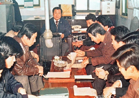 Meeting over irrigation facilities in Nam-myeon, Hwasun-gun, 1979