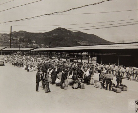 열차에서 짐을 내린 후, 일본으로 돌아가기 전 다음 지역으로의 이동을 기다리는 일본 군인들(45.10.12)