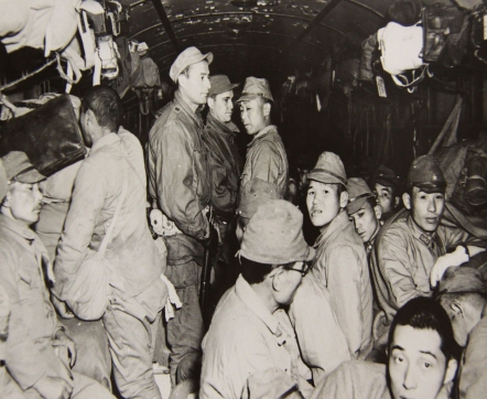 미군 2명이 한국에서 일본으로 돌아가는 일본군을 태운 열차를 지키고 있다. 45년 말 일본 군인들의 본국 송환은 어느 정도 마무리되었다. 이들은 일본으로 돌아가는 마지막 일본군 중 일부이다. (46.1.21)