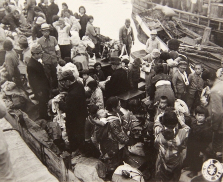 한국에서 일본 하카다에 도착한 일본인들. 이 배에 다시 한국인들을 태워 보냈다.(46.1.14) 