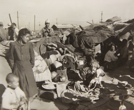 전시(戰時)에 노동자로 일본에 건너온 한국인들이 선착장에서 귀환을 기다리고 있다. 이들을 위해 따로 마련된 수송선이 없었기 때문에 한 달 가까이 기다리기도 했다.(45.12.29) 