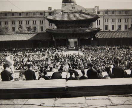 총독부 뒤편의 경복궁에서 1947년 5월 10~11일 열린 전국중등학교음악대회 이틀째 행사에서 서울교향악단이 베토벤과 브람스를 연주하고 있다. 참가자들은 멀게는 부산과 남부 지역에서 올라왔다.(47.5.11) 