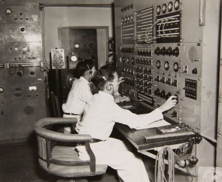 서울중앙방송국(HLKA)의 라디오 제어실. 서울중앙방송국은 한국방송공사의 전신으로 
1927년 경성방송국으로 라디오 방송을 시작한 이후 1947년 국영으로 다시 출범하였다.(48.8.29) 